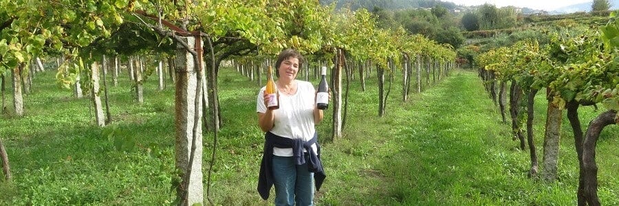 Begoña Troncoso, propietaria de Xangall con sus dos vinos monovarietales de albariño